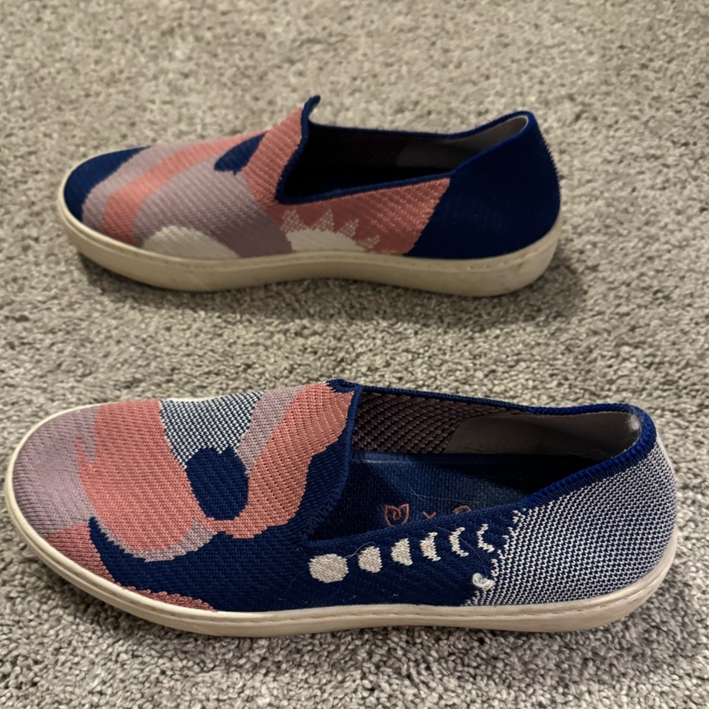 Rothys DC Exclusive X Rose Inks. Sneaker
Brushstroke 
Size 7.5 - Picture 2 of 4
